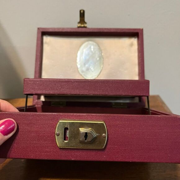 Vintage 50s Leatherette Jewelry Box Burgundy, Satin Lined, Mirror Two-Tiers - Picture 4 of 10